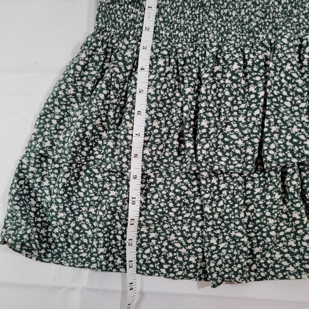 American Eagle Size Med Womens Shirt. Green and Cream Floral - Picture 6 of 6